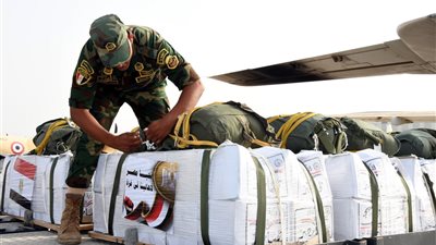 تنفيذًا لتوجيهات الرئيس عبد الفتاح السيسى مصر تسقط أطنان من المساعدات جوًا على قطاع غزة