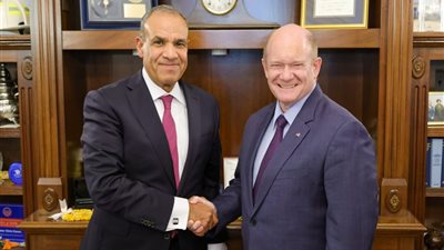 وزير الخارجية والهجرة يلتقي السيناتور “كريس كونز” 