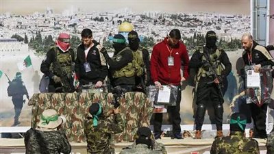 رهائن في حالة حرجة: هل تكرر حماس مشهد الاستعراض في الصفقة القادمة؟