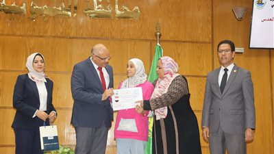 محافظ القليوبية يكرم 44 طالبا من أوائل الشهادات العامة والأزهرية والفنية