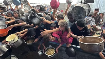 الموت جوعًا في غزة.. أطفال يبحثون عن الطعام في القمامة