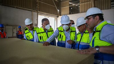 وزير قطاع الأعمال العام يواصل جولاته الميدانية ويتفقد مصانع شركة طنطا للكتان والزيوت