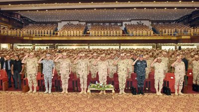 القائد العام للقوات المسلحة وزير الدفاع والإنتاج الحربي يلتقي عددا من مقاتلي الجيش الثاني الميداني