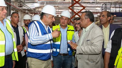 وزير قطاع الأعمال العام يلتقي محافظ البحيرة في مستهل زيارته لشركة مصر للغزل والنسيج وصباغي البيضا بكفر الدوار 