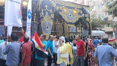مئات المواطنين يتوافدون أمام مدرسة التربية الفكرية بالغربية للإدلاء بأصواتهم في انتخابات مجلس الشيوخ