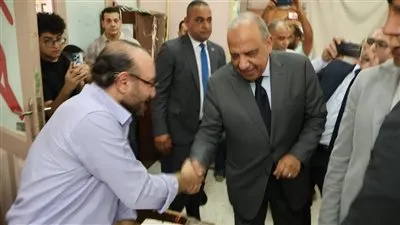 وزير الكهرباء والطاقة المتجددة يدلي بصوته في انتخابات 