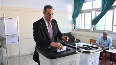 أمين عام مجلس النواب يدلي بصوته في انتخابات مجلس الشيوخ
