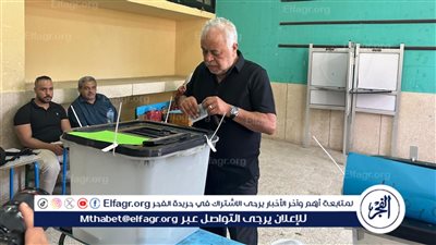 بالصور.. الدكتور أشرف زكي يدلي بصوته في انتخابات مجلس الشيوخ