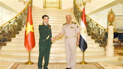 الفريق أول عبد المجيد صقر القائد العام للقوات المسلحة وزير الدفاع والإنتاج الحربى يلتقي وزير الدفاع الفيتنامى 