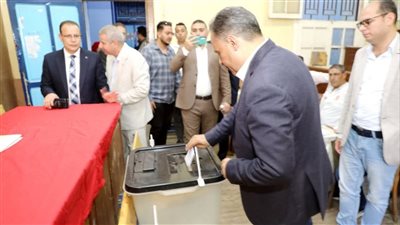 محافظ الشرقية يدلي بصوته في إنتخابات مجلس الشيوخ بلجنة مدرسة السادات الاعدادية