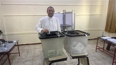 رمضان عبد المعز يُدلِي بصوته في انتخابات مجلس الشيوخ بالقاهرة الجديدة