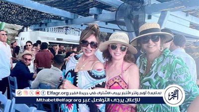 إلهام شاهين تتصدر تريند جوجل بإطلالة صيفية أنيقة من اليونان برفقة نجمات الفن
