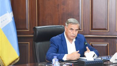 محافظ الاسكندرية يتابع فتح صناديق الاقتراع في المقار واللجان الانتخابية