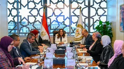 منال عوض تستعرض خطة وزارة البيئة لمواجهة نوبات تلوث الهواء الحادة 