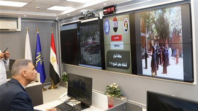 من داخل مركز السيطرة.. محافظ أسوان يتابع الأجواء الإنتخابية