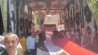 علم مصر يرفرف أمام لجان مركز طنطا..والناخبون يهتفون دعمًا للرئيس السيسي