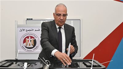 فور عودته من أوغندا.. وزير الري يدلي بصوته في انتخابات مجلس الشيوخ 