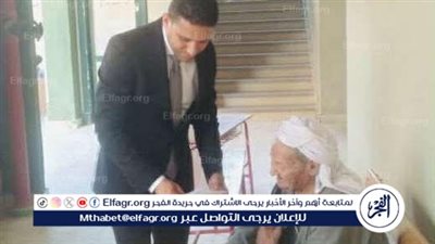 لمسة إنسانية بطامية.. مستشار لجنه يساعد مسنًا يبلغ 90 عامًا ومن ذوي الاحتياجات في الإدلاء بأصواتهم بالفيوم