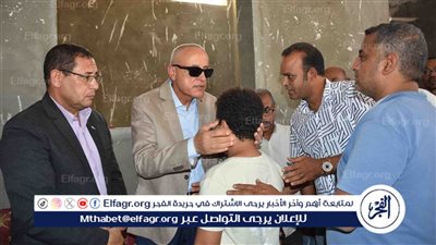 محافظ الأقصر يؤدى واجب العزاء في ضحايا حادث ترعة أصفون المتوفين أمس أثناء توجههم للعمل باللجان الانتخابية