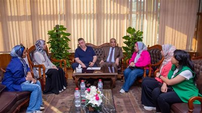 رئيس جامعة طنطا يجتمع بوفد من طبيبات قسم النساء والتوليد للاستماع إلى شكواهم