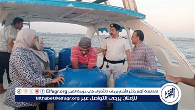 ضمن خطة إعادة التوازن البيئي لبحيرة قارون.. محافظ الفيوم يتابع أعمال إنزال يرقات الجمبري