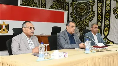 وزير الدولة للإنتاج الحربي يجتمع مع العاملين بشركة حلوان للمسبوكات (مصنع 9 الحربي)