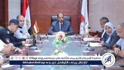 محافظ سوهاج يبحث مقترحات تطوير شارع المحطة بوسط العاصمة