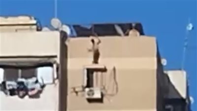 إنقاذ طفلة من الموت قبل سقوطها من الطابق الحادي عشر