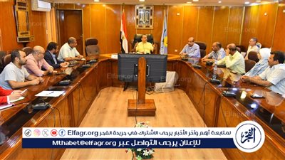 محافظ أسيوط يعقد اجتماعا لبحث سبل تطوير صناعة عسل النحل بالمحافظة 