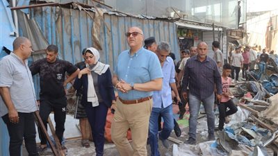 محافظ القليوبية يقود حملة لإزالة الأكشاك الغير مرخصة بمحيط حريق مترو شبرا الخيمة