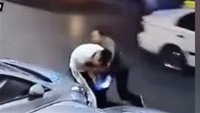 الداخلية تحقق مع ضابط في الجيزة بعد تداول فيديو اعتدائه على سايس بالدقي 