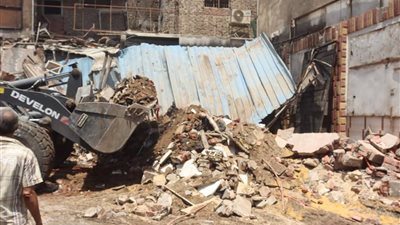 إزالة مبنيين متضررين من حريق شبرا الخيمة 