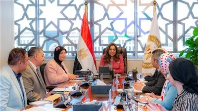 منال تستعرض ملفًا حول المشروعات التى تنفذها وزارة البيئة من خلال مرفق البيئة العالمية