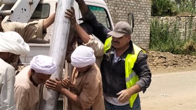 زرع 97 عمود إنارة جديد لتحسين الرؤية العامة على الطرق بالعياط.. صور