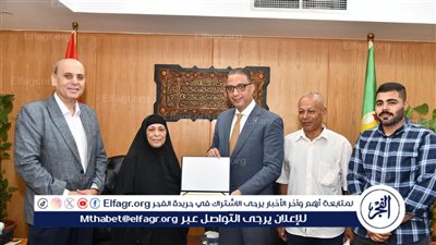 محافظ الفيوم يُكرم سيدة ثمانينية لاجتيازها شهادة محو الأمية ويمنحها رحلة عمرة 
