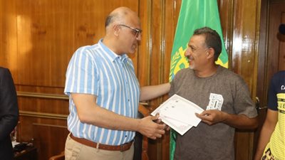 محافظ القليوبية يكرم 3 سائقي لودر لجهودهم البطولية في إخماد حريق مصنع الأحذية بالخانكة