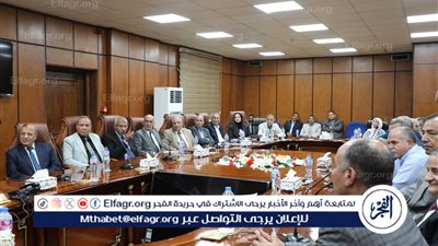  محافظ المنيا يعقد اجتماعًا مع مديري الإدارات التعليمية