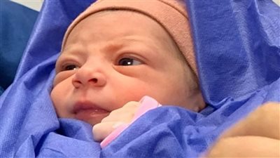 رضيعة تنجو من الموت بعد محاولة أمها التخلص منها داخل حمام مستشفى ببورسعيد