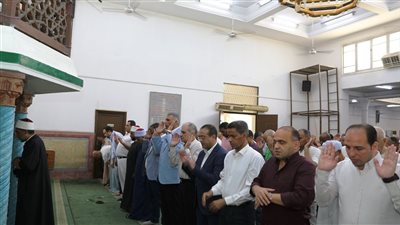 محافظ أسوان يؤدى صلاة الجمعة بمسجد النصر.. ويستمع للمطالب والإحتياجات الجماهيرية