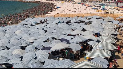 في ذروة الحرارة المرتفعة.. أعداد مهولة من المصطافين على شواطىء الإسكندرية