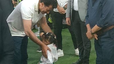 أشرف صبحي ومحافظ بورسعيد يحملان أصغر لاعبة كاراتيه لدعمها