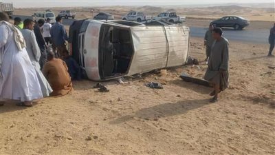 انقلاب ميكروباص على صحراوى أسوان وأصــابة 14 شخصا