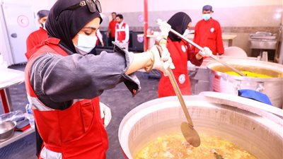 وزراء التضامن والخارجية ورئيس وزراء فلسطين يتفقدون المطبخ الإنساني والمخبز الآلي للهلال الأحمر المصري بالعريش لدعم غزة