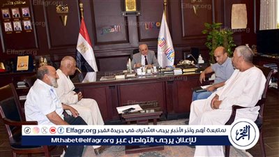 محافظ الأقصر يستقبل وفد أهالي المدامود لبحث احتياجات القرية