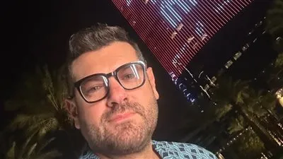 بالصور والفيديو سابقة تحدث لأول مرة لفيلم مصري.. برج المملكة يحمل أفيش فيلم درويش لعمرو يوسف