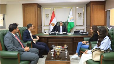 محافظ الجيزة يبحث مع شركتي 