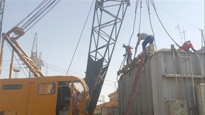إحلال وتجديد أحد المحولات الكهربائية الذى تعرض لحريق محدود بإدفو