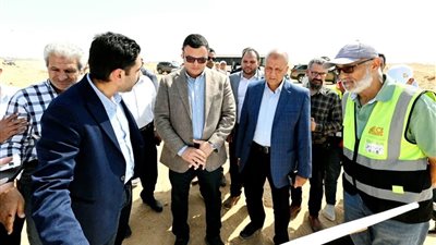 وزير الإسكان يتفقد المركز التكنولوجي لخدمة المواطنين بالعبور الجديدة