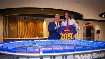 برشلونة يحتفظ بمدافعه الفرنسي كوندي حتى 2030