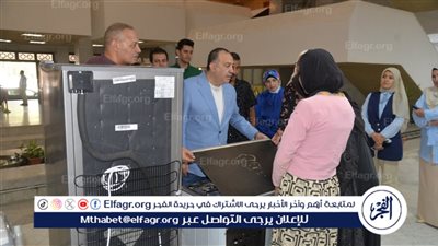 محافظ أسيوط يسلم جهاز عروسة لابنة إحدى المستفيدات من مشروعات تمكين المرأة